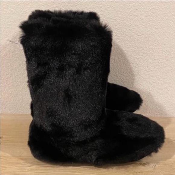 Lauren Conrad Black Faux Fur Slippers - Picture 2 of 5